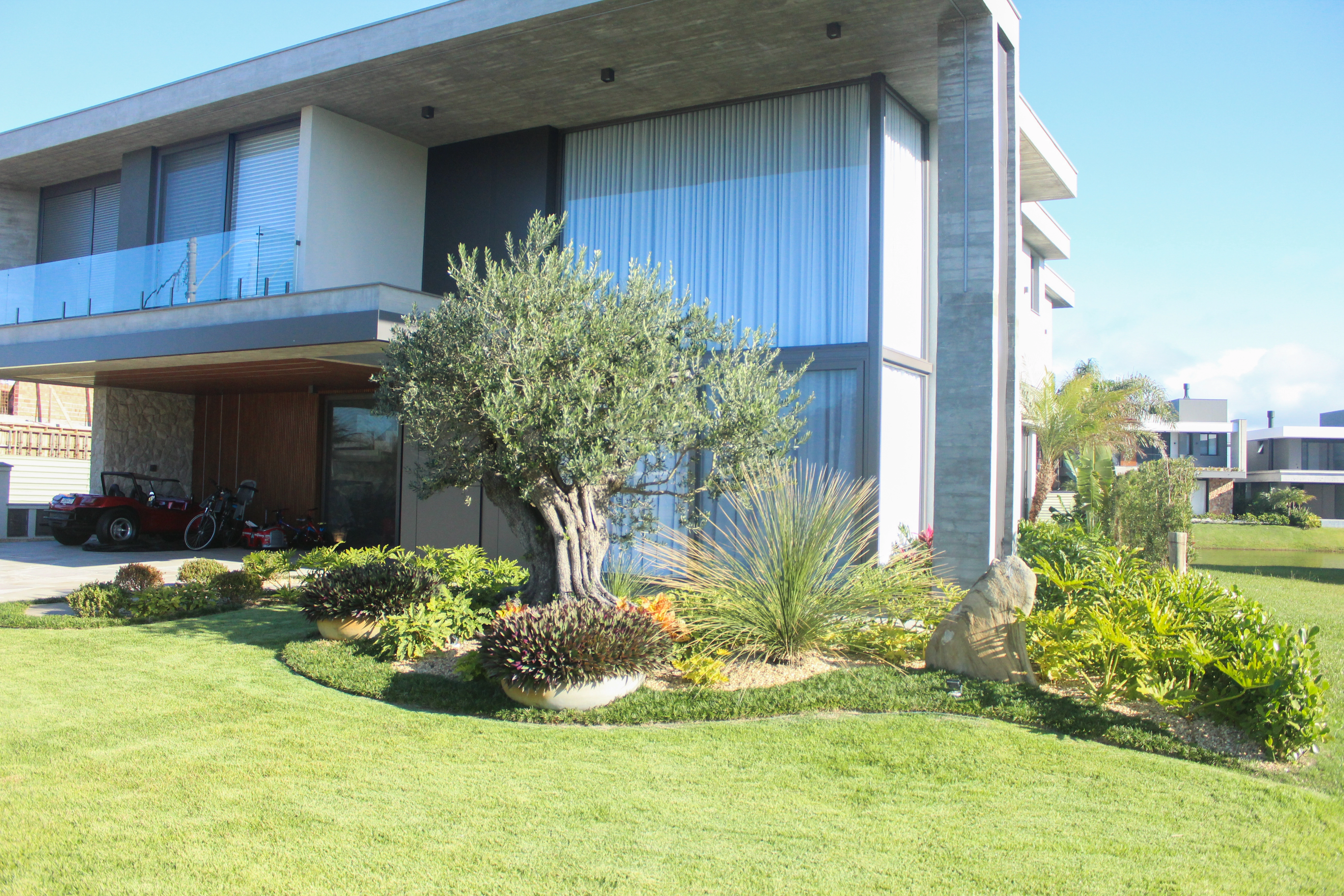 Fachada residencial com paisagismo em Xangri-lá