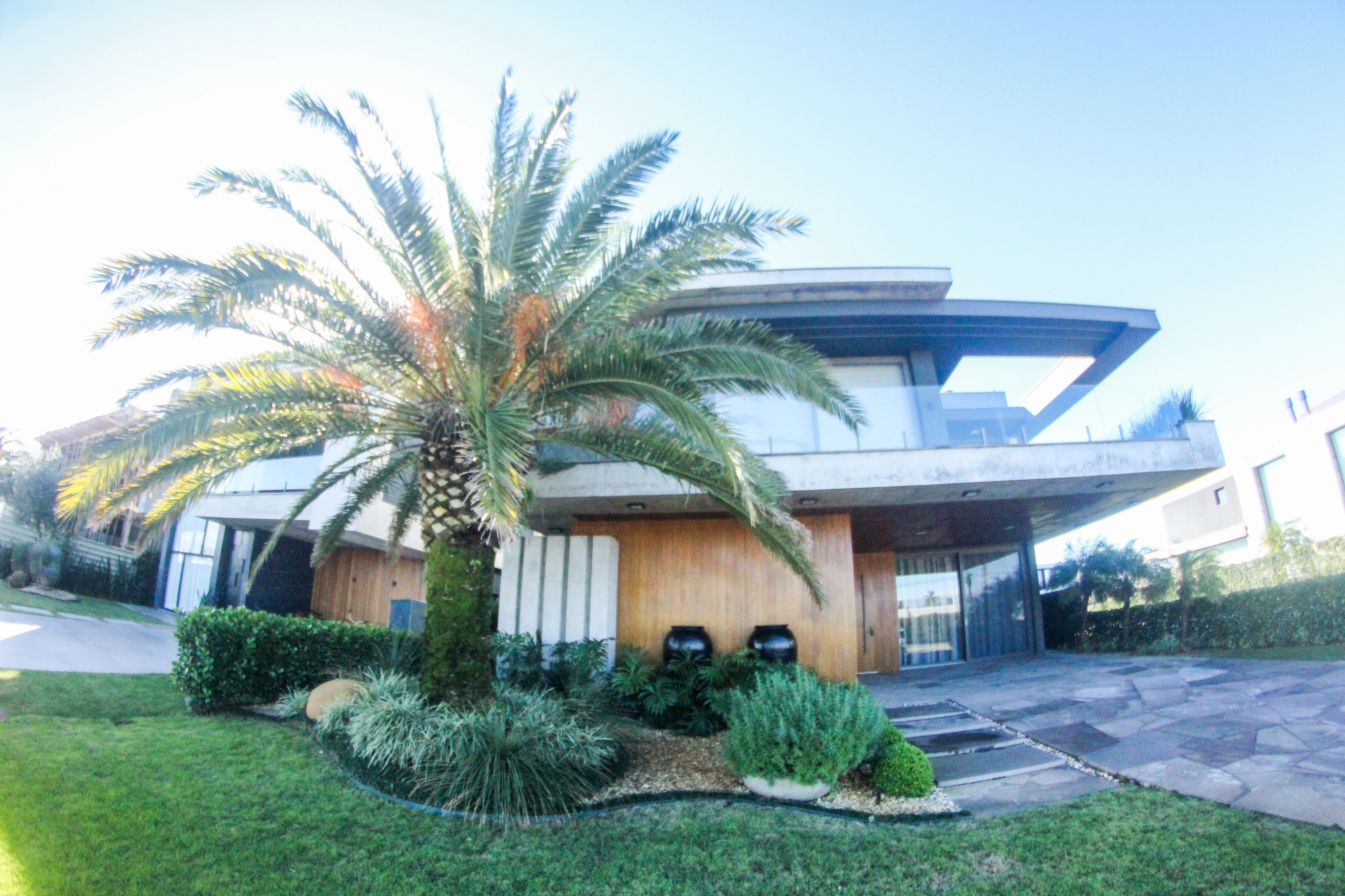 Residência moderna com deck de madeira e paisagismo